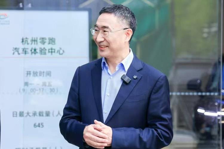 人形机器人运动会将办全球首个“5对5大型人形机器人足球赛”